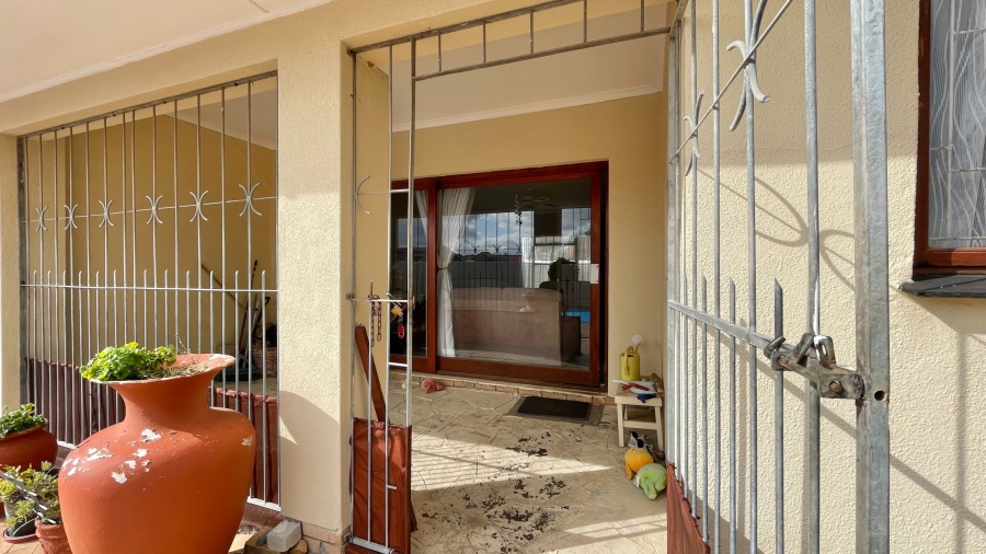4 Bedroom Property for Sale in Dobson Western Cape